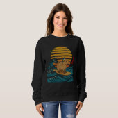 Funny Vintage Capybara Surfing Japanese Waves Sweatshirt (Vorne ganz)