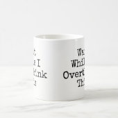 Funny Wait, während ich andere denken, diese Tasse (Mittel)