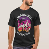 Funny Warning Couples Trip 2023 In Progress Retro T-Shirt (Vorderseite)