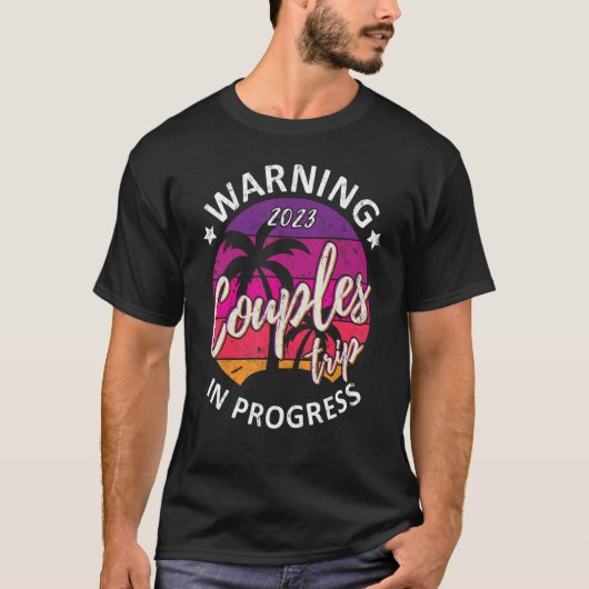 Funny Warning Couples Trip 2023 In Progress Retro T-Shirt (Vorderseite)