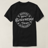 Funny Warning Epic Birthday Trip In Progress Match T-Shirt (Design vorne)