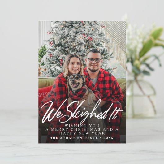 Funny We Sleighed It Script Foto Weihnachten (Stehend Vorderseite)