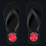 Funny Wedding Flip Flops Badesandalen<br><div class="desc">Moderne,  einzigartige,  lustige personalisierte Hochzeitskippen in leuchtendem Rot und Schwarz für Neuvermählte mit Monogramm - Initialen,  einzigartige romantische Liebe,  die Vögel zeichne und trendige handgeschriebene Kalligraphie-Schrift. Spiel vorbei!</div>