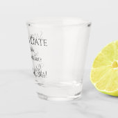 Funny Wedding Save the Date Schwarz-weiß Typografy Schnapsglas (Rechts)