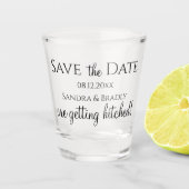 Funny Wedding Save the Date wird getroffen Schnapsglas (Vorderseite)
