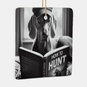 Funny Weimaraner liest ein Buch über die Jagd Keramikornament (Rechts)