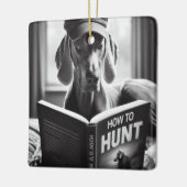 Funny Weimaraner liest ein Buch über die Jagd Keramikornament (Links)