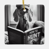 Funny Weimaraner liest ein Buch über die Jagd Keramikornament (Vorderseite)