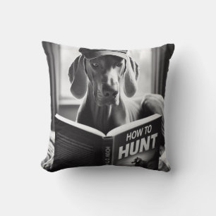 Funny Weimaraner liest ein Buch über die Jagd Kissen