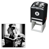 Funny Weimaraner liest ein Buch über die Jagd Permastempel (Beispiel)