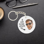 Funny, wenn verloren kehren zu Männern Gesicht Fot Schlüsselanhänger<br><div class="desc">Ein lustiger personalisierter Schlüsselanhänger für Männer mit dem Zitat "Wenn Sie verloren haben, kehren Sie bitte zurück" und einem Bild. Laden Sie ein Foto hoch, um es zu Ihrem eigenen zu machen. Um einen Cut-Out zu verwenden, muss der Hintergrund eine transparente PNG-Datei sein. Um das Ausschneiden des Gesichts zu machen,...</div>