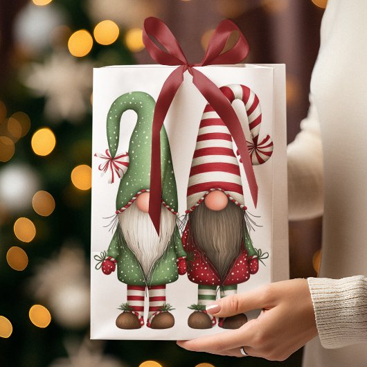 Funny Whimsical Gnomes | Gift Bag Mittlere Geschenktüte