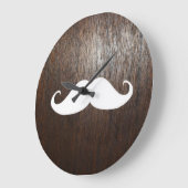 Funny White Mustache auf Eichenholzhintergrund Große Wanduhr (Winkel)