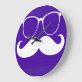 Funny White Mustache Brille auf Lila Hintergrund Große Wanduhr (Winkel)