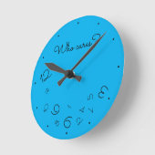 Funny Who Cares? Falling Numbers Blue Quirky Runde Wanduhr (Winkel)