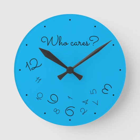 Funny Who Cares? Falling Numbers Blue Quirky Runde Wanduhr (Vorderseite)