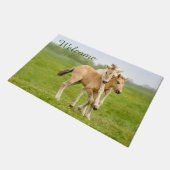 Funny Wild Konik Horses Foals Playing - Willkommen Fußmatte (Schrägansicht)