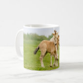Funny Wild Konik Pferde Foals Playing Together Kaffeetasse (Vorderseite Links)