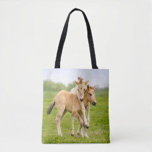 Funny Wild Konik Pferde Foals Playing Together Tasche