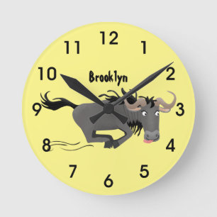 Funny wildebeam läuft Cartoon Illustration Runde Wanduhr