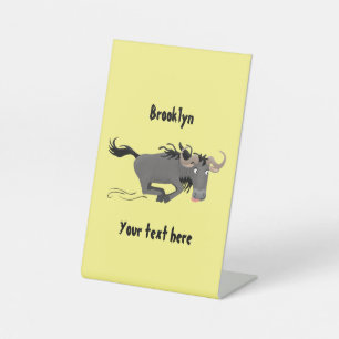 Funny wildebeam läuft Cartoon Illustration Sockelschild