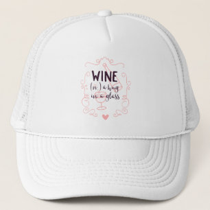 Funny Wine ist ein Schluck in einem Glas Truckerkappe