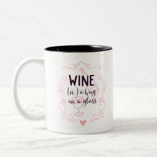 Funny Wine ist ein Schluck in einem Glas Zweifarbige Tasse