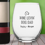 Funny Wine Loving Hund Vater Personalisierte Namen Weinglas Ohne Stiel<br><div class="desc">Das perfekte Glas für diejenigen,  die Liebe und Wein. Einfach steht im Text "Wine lovin' Dog Vater". Passen Sie Ihre Monogramm oder Namen an. Ändern oder löschen Sie einfach jeden Text. Macht ein tolles Geburtstag- oder Urlaubsgeschenk,  Vatertag oder Alltagsgeschenk für Ihren Lieblingswein und Hundefreund.</div>