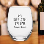 Funny Wine Loving Katze Vater Personalisierte Name Weinglas Ohne Stiel<br><div class="desc">Das perfekte Glas für diejenigen,  die Liebe Wein und Katzen. Einfach steht im Text "Wine lovin' Cat Vater". Passen Sie Ihre Monografie oder Ihren Namen an. Ändern oder löschen Sie einfach jeden Text. Macht ein großartiges Geburtstag- oder Urlaubsgeschenk,  Vatertag oder tägliches Geschenk für Ihren Lieblingswein und Katzenliebhaber.</div>
