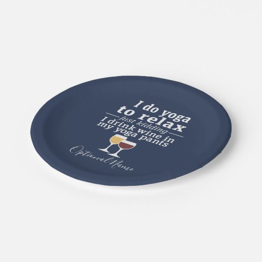 Funny Wine Quote - Ich trinke Wein in Yoga Hose Pappteller (Schrägansicht)