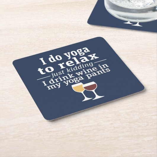 Funny Wine Quote - Ich trinke Wein in Yoga Hose Rechteckiger Pappuntersetzer (angewinkelt)