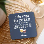 Funny Wine Quote - Ich trinke Wein in Yoga Hose Rechteckiger Pappuntersetzer<br><div class="desc">Ein kleiner Spaß,  den Sie an Ihre Weinfreunde weitergeben können. Lassen Sie sie mit diesem humorvollen Gag oder einem weißen Elefanten lachen. Ich mache Yoga,  um mich zu entspannen - nur Spaß - trinke ich Wein in meiner Yoga Hose.</div>