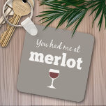 Funny Wine Quote - Sie hatten mich bei Merlot Schlüsselanhänger<br><div class="desc">Ein kleiner Spaß,  den Sie an Ihre Weinfreunde weitergeben können. Lassen Sie sie mit diesem humorvollen Gag oder einem weißen Elefanten lachen. Ich versuchte zu rennen,  aber ich behielt,  meinen Wein zu vergießen.</div>