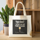 Funny Wine Quote - Yoga Class? Glass Tragetasche<br><div class="desc">Yoga Class - Ich dachte,  du würdest ein Glas gießen gesagt - Ein kleiner Spaß,  den du an deine weinliebenden Freundinnen weitergeben kannst. Lassen Sie sie mit diesem humorvollen Gag oder einem weißen Elefanten lachen. Ich versuchte zu rennen,  aber ich behielt,  meinen Wein zu vergießen.</div>