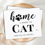 Funny, wir haben neue Adresskatzen verschoben Postkarte<br><div class="desc">Zuhause ist, wo die Katze ist ... und die Katze bewegt! Lass deinem besten Freund, dass du mit dieser niedlichen und lustigen Katze bewegenden Ankündigungskarte deinen Umzug ankündigst. Personalisieren Sie die Rückseite mit Namen und Ihrer neuen Adresse. Diese Ankündigung zum Tierziehen ist ein Muss für alle Katzenmütter, Katzenjunges und Katzenliebhaber!...</div>