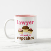 Funny wird für Cupcakes Anwälte arbeiten Zweifarbige Tasse (Links)
