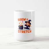 Funny Witch Yoga Design - "Brew & Stretch" Cartoon Kaffeetasse (Mittel)