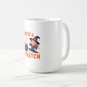 Funny Witch Yoga Design - "Brew & Stretch" Cartoon Kaffeetasse (VorderseiteRechts)