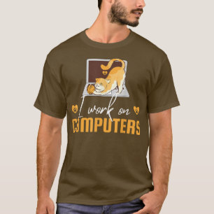 Funny Womens Cat Mama arbeitet bei computer cat Lo T-Shirt