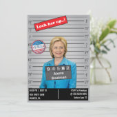 Funny Womens Police Mugshot Birthday Joke Einladung (Stehend Vorderseite)