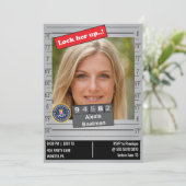Funny Womens Police Mugshot Birthday Joke Einladung (Stehend Vorderseite)
