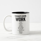 Funny Work Colleague ÜBERLEGT WÄHREND DER ARBEIT Zweifarbige Tasse (Links)