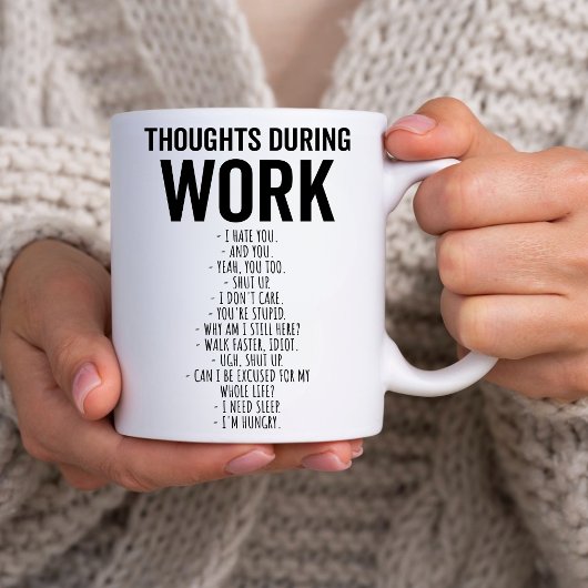 Funny Work Colleague ÜBERLEGT WÄHREND DER ARBEIT Zweifarbige Tasse