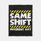 Funny Work Meme - Same Shift Different Day - Facto Fleecedecke (Vorderseite)