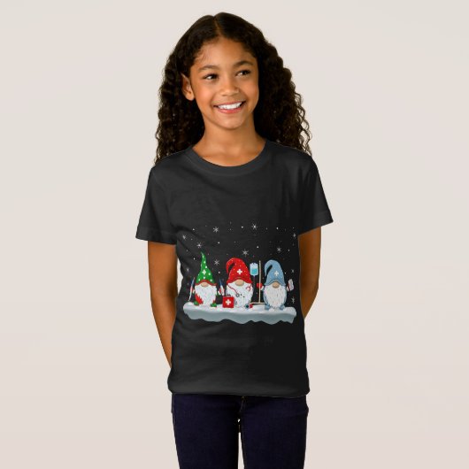 Funny Xmas Lighting Santa Nurse Gnomes Weihnachten T-Shirt (Vorne ganz)