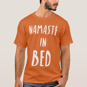 Funny Yoga Namaste im Bett T-Shirt