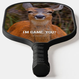 Funny Young Blacktail Deer lächelt bei Fotograf Pickleball Schläger
