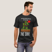Funny Youre Never Too Old to Play In the Dirt T-Shirt (Vorne ganz)