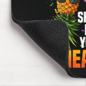 Funny Zeige mir deine Ananas Jester Hat Swingers Mousepad (Ecke)