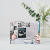 Funny Zeitung Custom Foto vielen Dank Einladungspostkarte (Stehend Vorderseite)